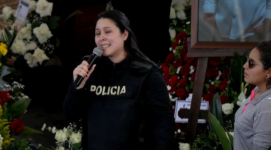 Rosita Saldarriaga, esposa del asesinado alcalde de Manta, Agustín Intriago, llegó al velorio público usando un chaleco antibalas.