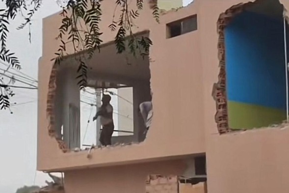 Mujer destruye casa que construyó en el terreno de su exsuegro