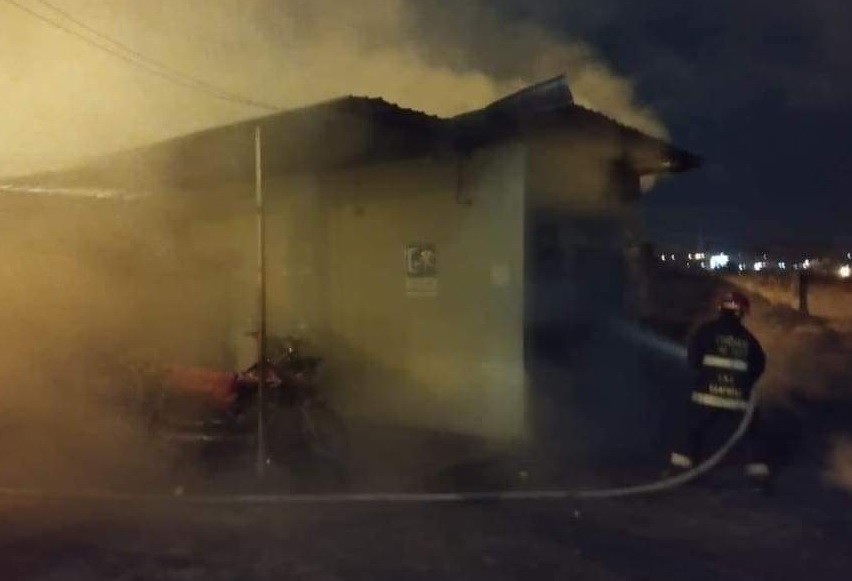 Las oficinas municipales de revisión vehicular de la Agencia de Tránsito de Quinindé sufrieron un grave incendio.