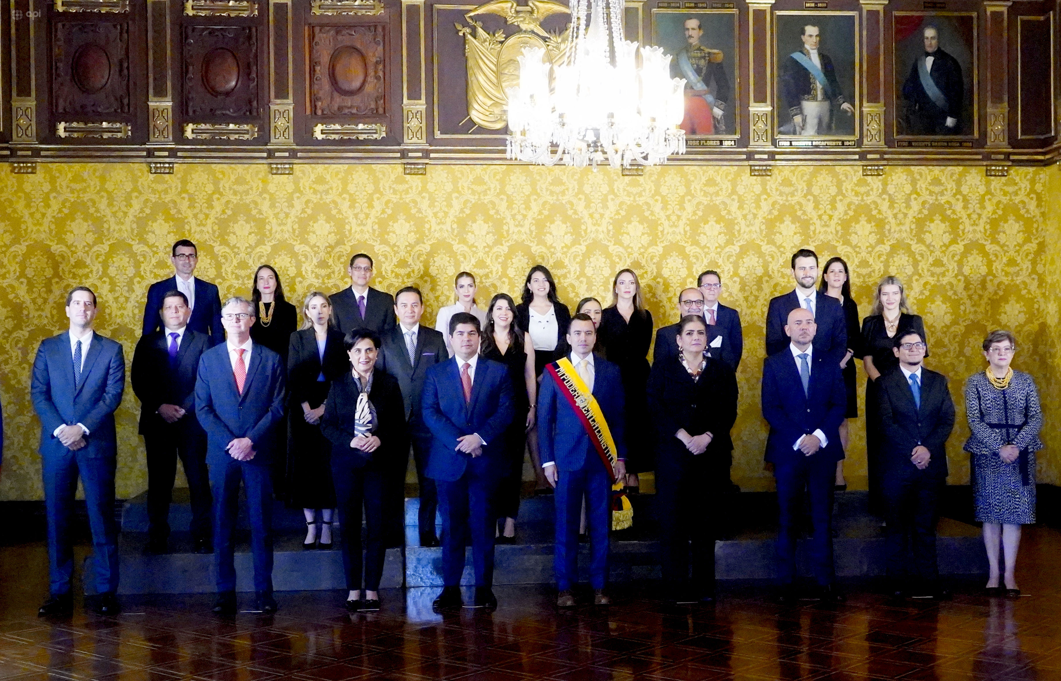 La mañana de este domingo, 26 de noviembre del 2023, el Presidente Daniel Noboa se tomó junto a su gabinete ministerial la foto oficial.