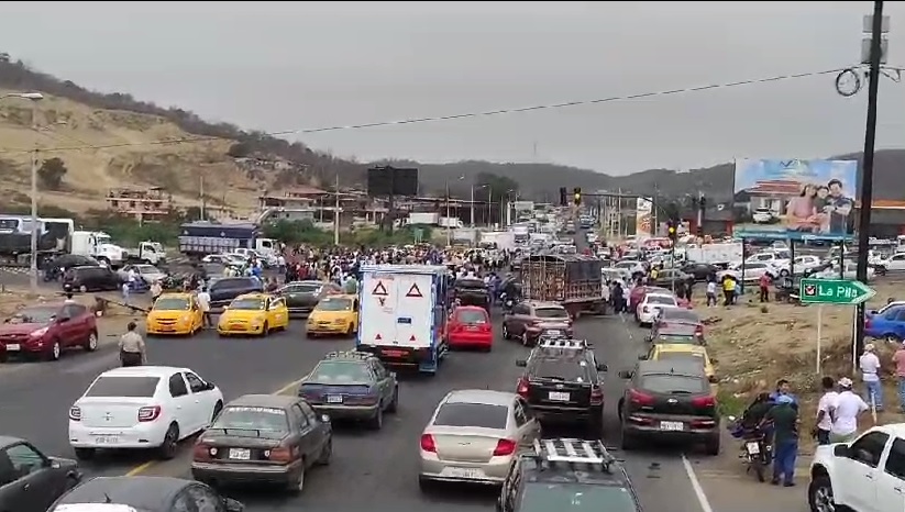 Funcionarios y trabajadores del Municipio de Montecristi cerraron la circulación vehicular en el sector de "La Y" de este cantón.