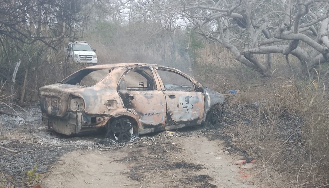 Un vehículo incinerado junto a dos cadáveres se hallaron en una comunidad rural del cantón Montecristi, de Manabí.