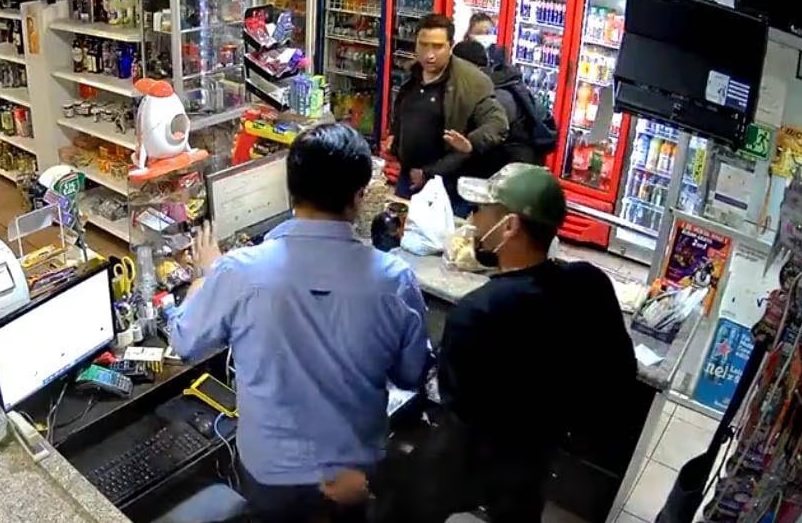 Tres delincuentes armados ingresaron a una tienda para asaltar al propietario del negocio y hasta a los clientes.