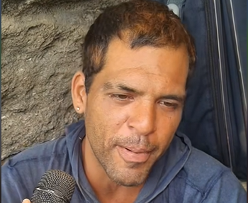 Era bartender en su país, pero en Ecuador vive entre piedras frente al mar