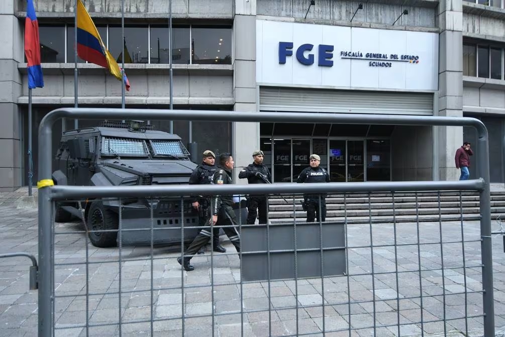 Ante una alerta de posibles ataques, el edificio matriz de la Fiscalía General del Estado (FGE), en Quito, fue blindado.