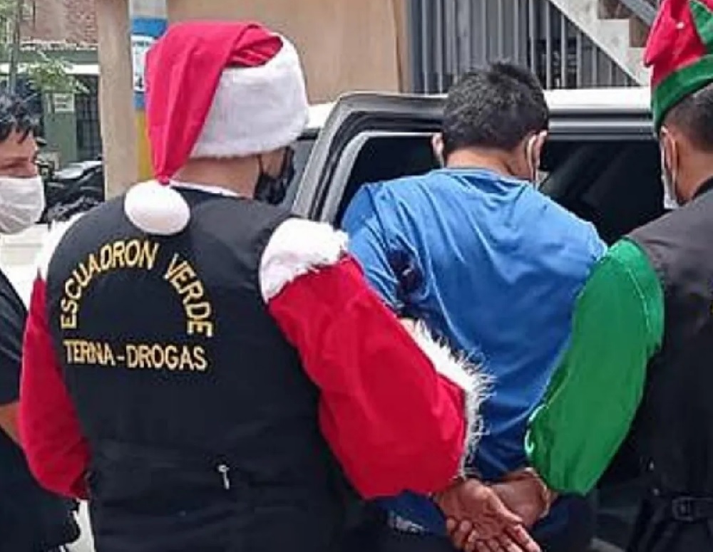 Un policía disfrazado de Papá Noel lideró un operativo antidrogas en uno de los barrios más peligrosos de Lima, Perú.