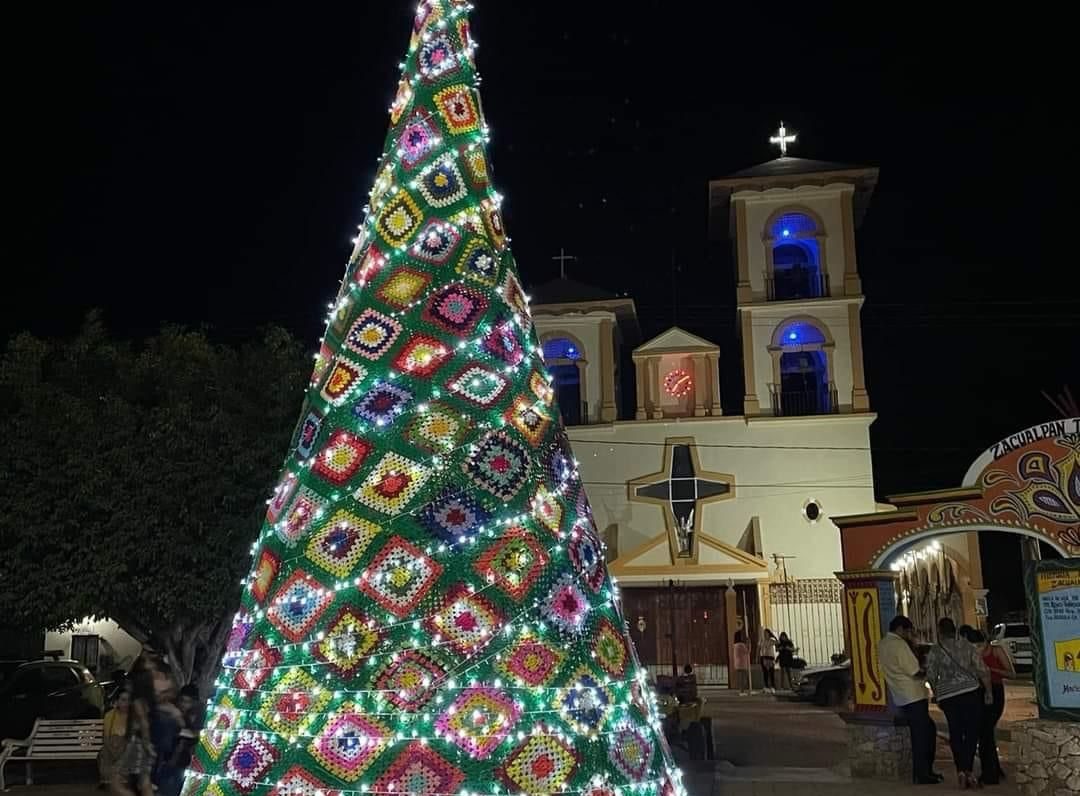 Artesanas tejen árbol de navidad en México