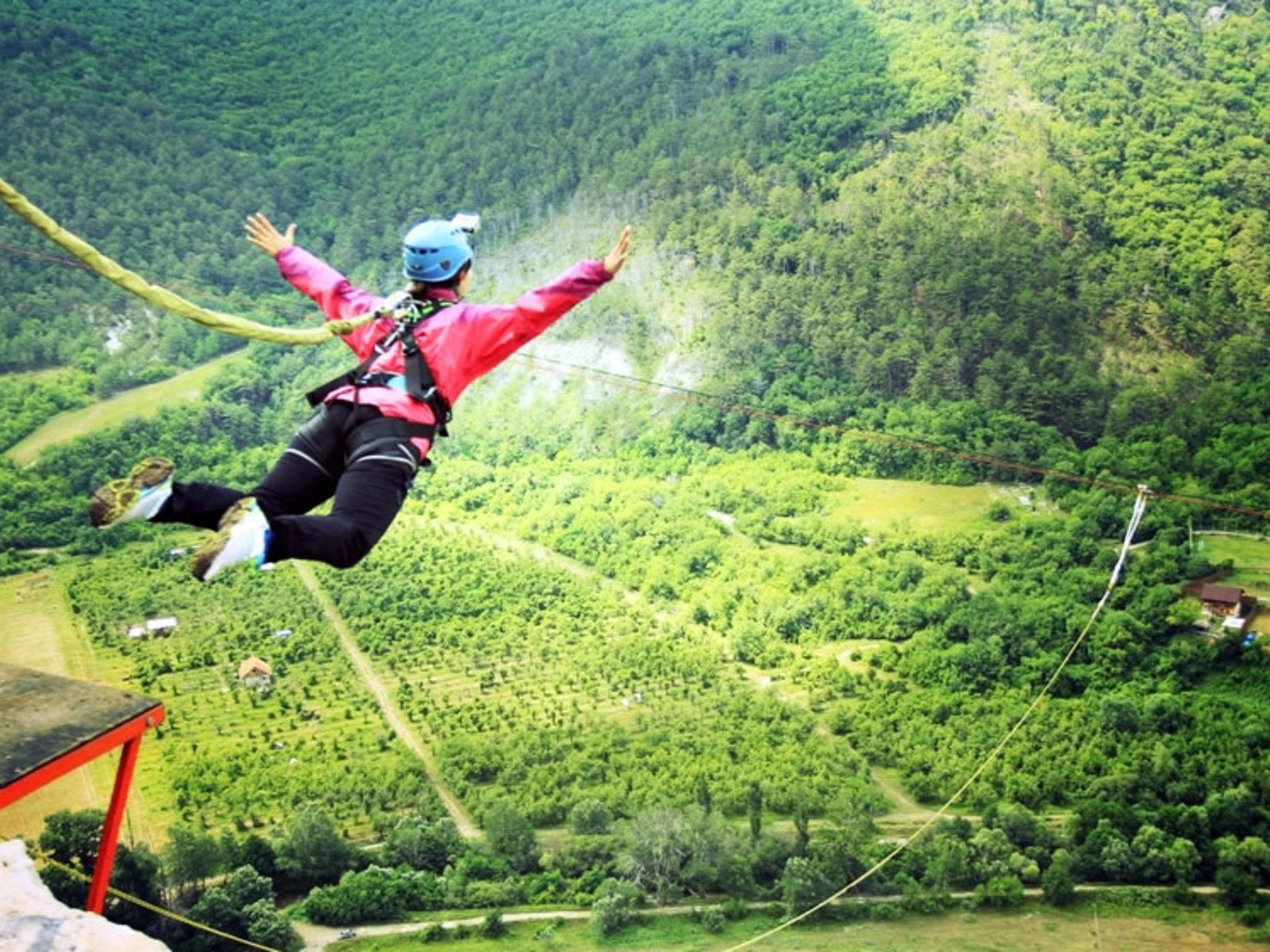 Hombre murió al soltarse las cuerdas de bungee jumping en Riobamba