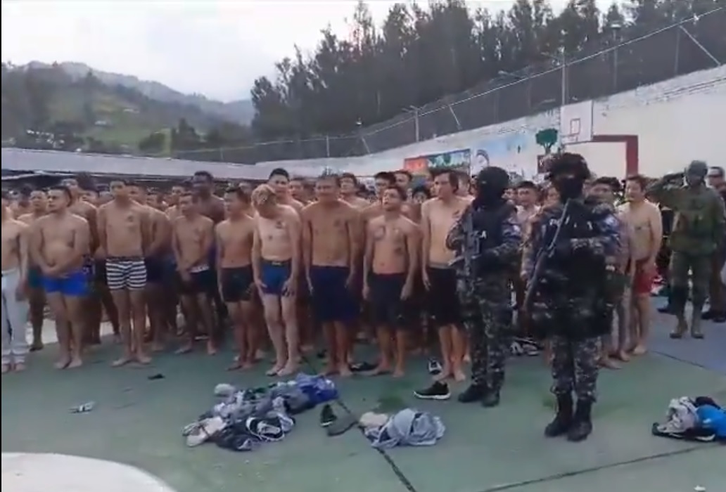 Militares y policías obligan a presos a cantar el himno nacional