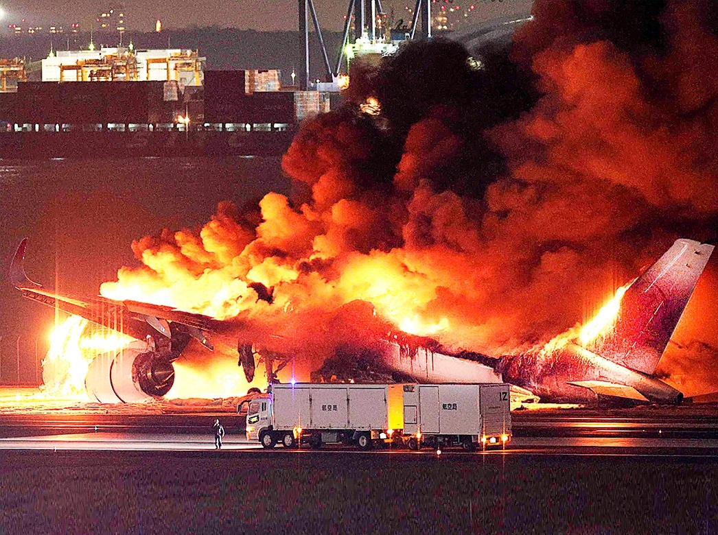 Un avión choca con otro y se incendia en aeropuerto de Japón