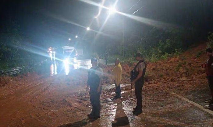 Tras permanecer por varias horas cerrada, la vía Chone-El Carmen se encuentra habilitada al tránsito vehicular.