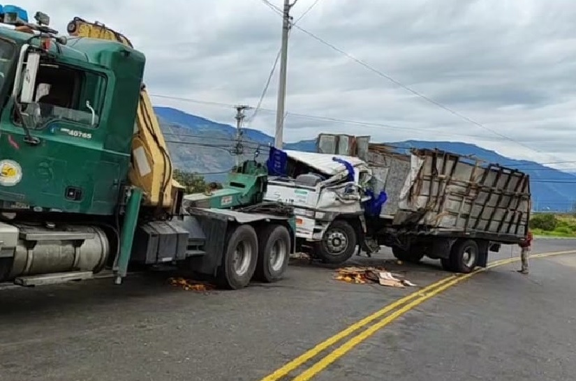 Los tres ocupantes de un automóvil resultaron heridos tras el vuelco de un camión cargado con diferentes productos.