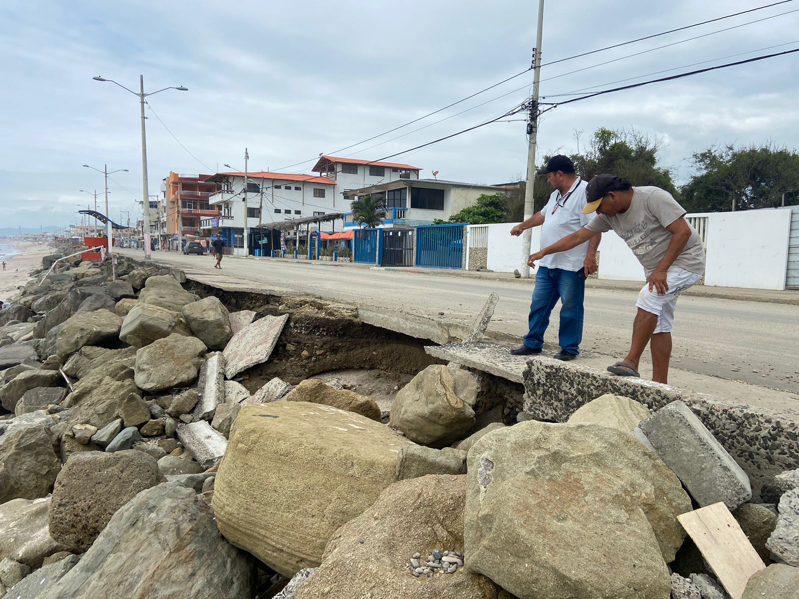 Debido a un fuerte aguaje, varios puntos del malecón de la parroquia Crucita, de Portoviejo, se han visto afectados.