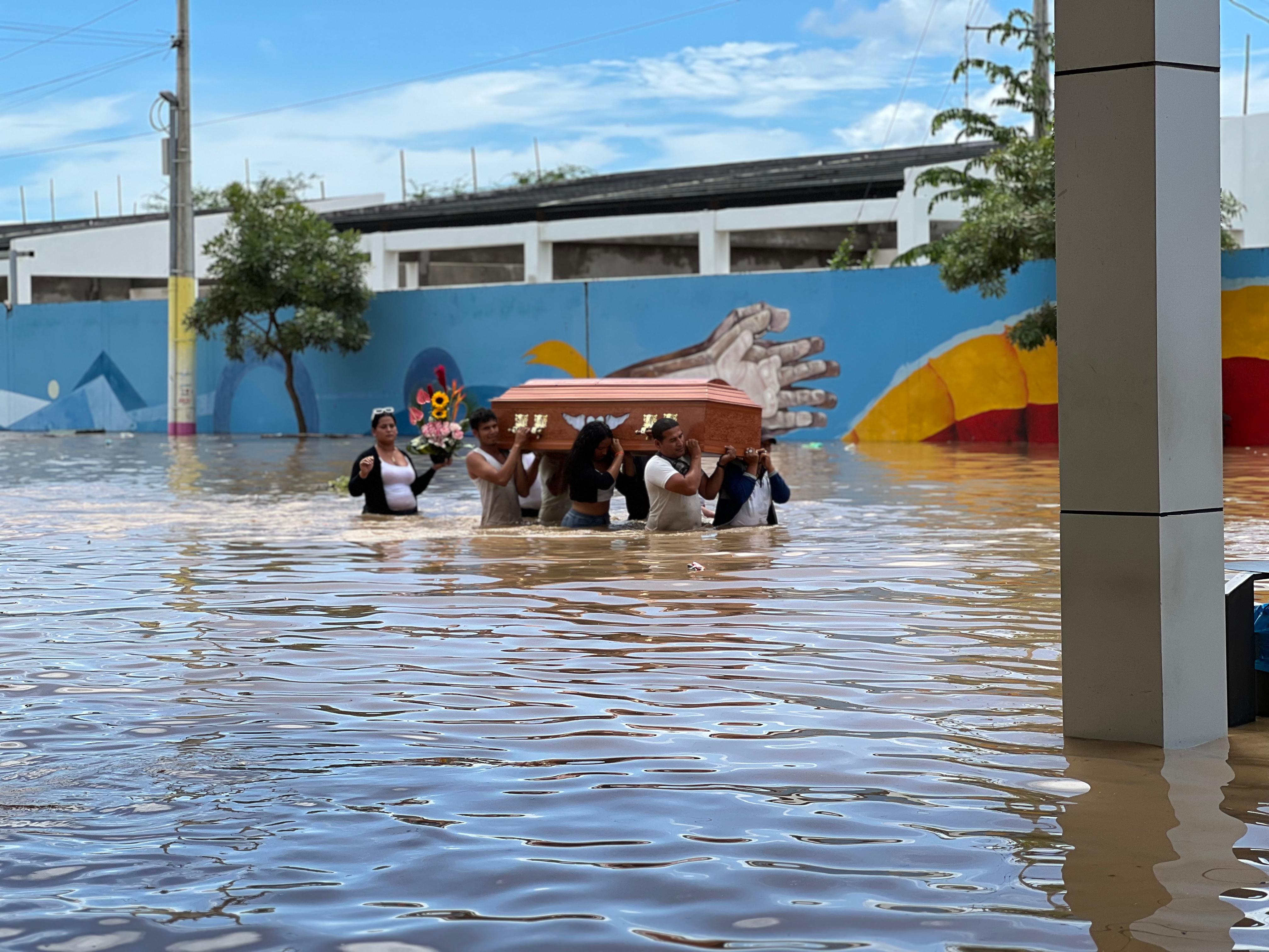 En medio de las inundaciones que se presentan en Chone, provincia de Manabí, por las fuertes lluvias, se realizaron tres sepelios.