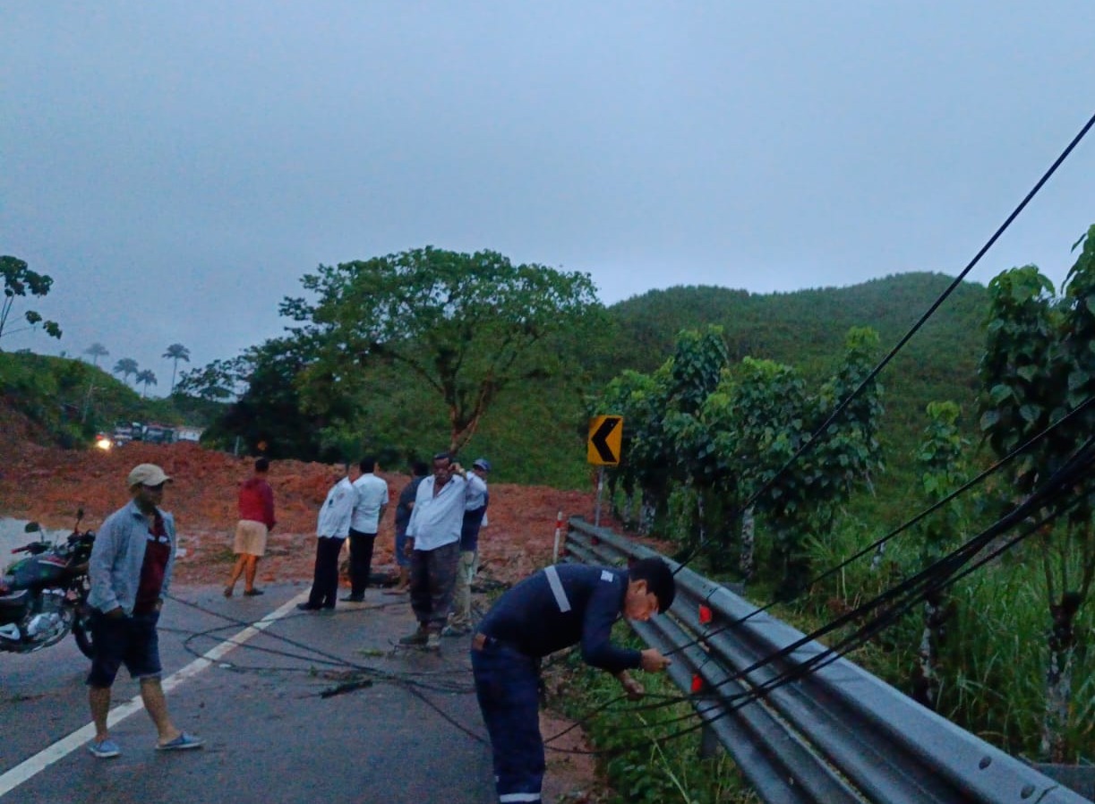 Vía Manabí-Santo Domingo está cerrada por deslave