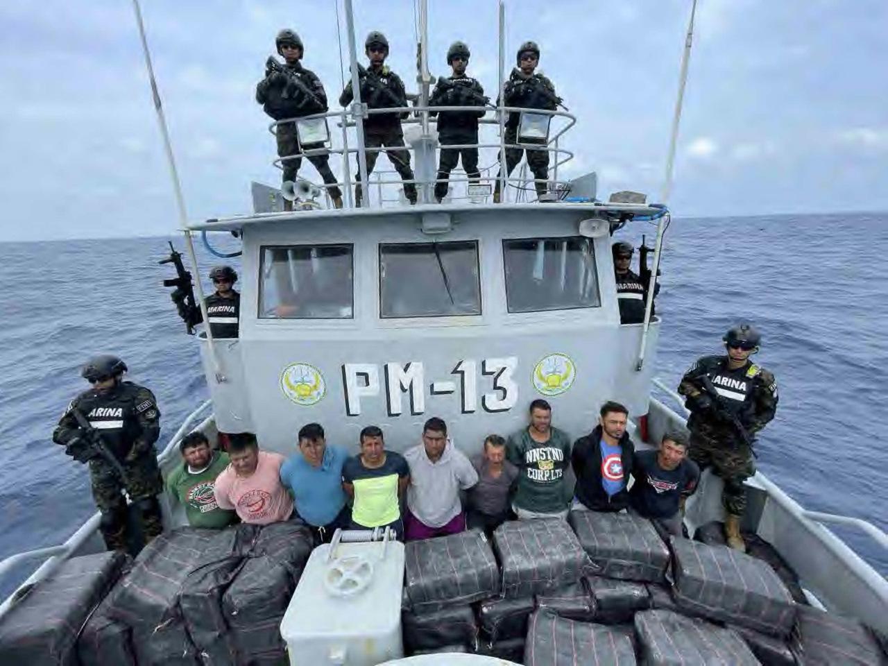 Ecuatorianos son detenidos con droga en El Salvador.