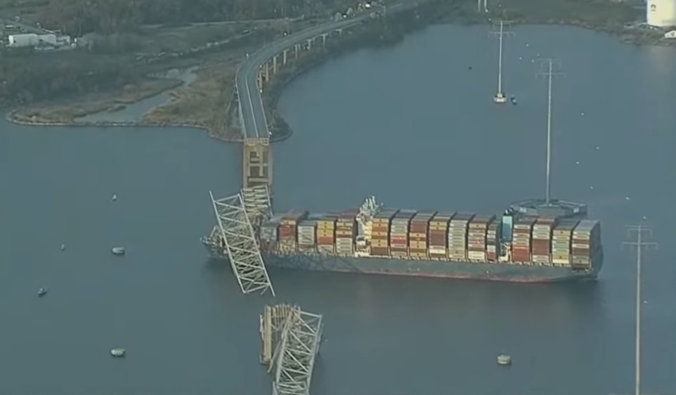 Un puente sobre el río Patapsco, de Baltimore, en Estados Unidos ha sido derrumbado por un gran barco porta contenedores.