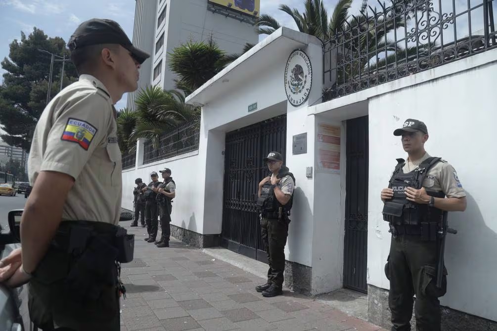 Una asociación de ex diplomáticos ecuatorianos insta a la Embajada de México para que entreguen al exvicepresidente Jorge Glas.