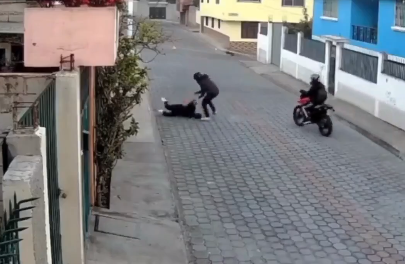 Delincuentes le roban, golpean y arrastran a una mujer, en Quito