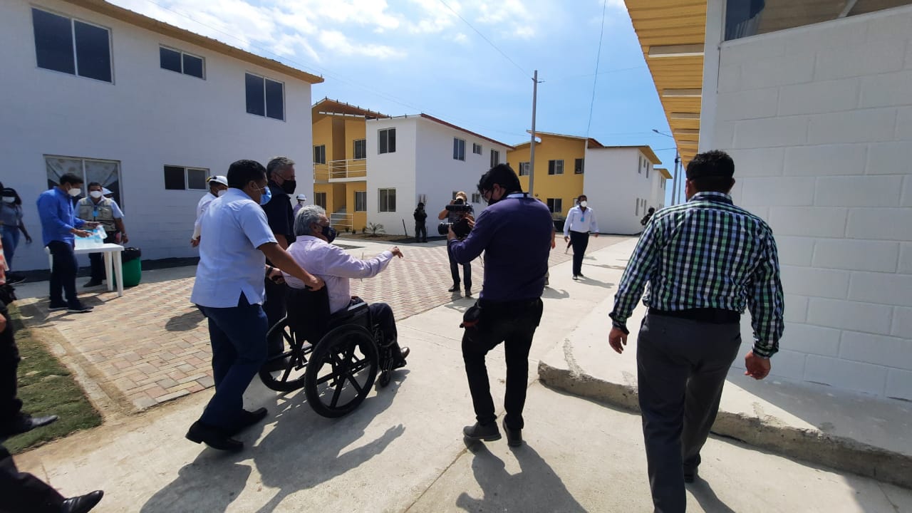 El presidente Lenín Moreno entregó cien casas en Montecristi