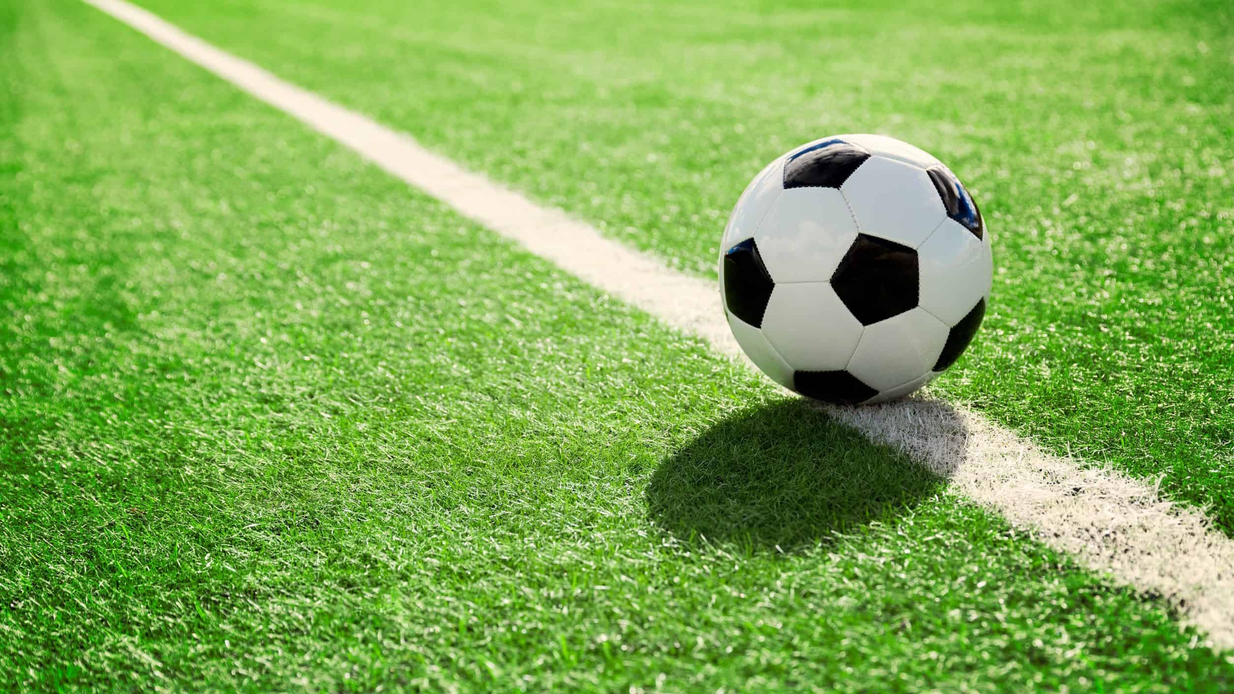 Jugador de fútbol retenido por incumplir toque de queda