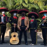 Ayer fue un día de compras y mañana un domingo de serenatas