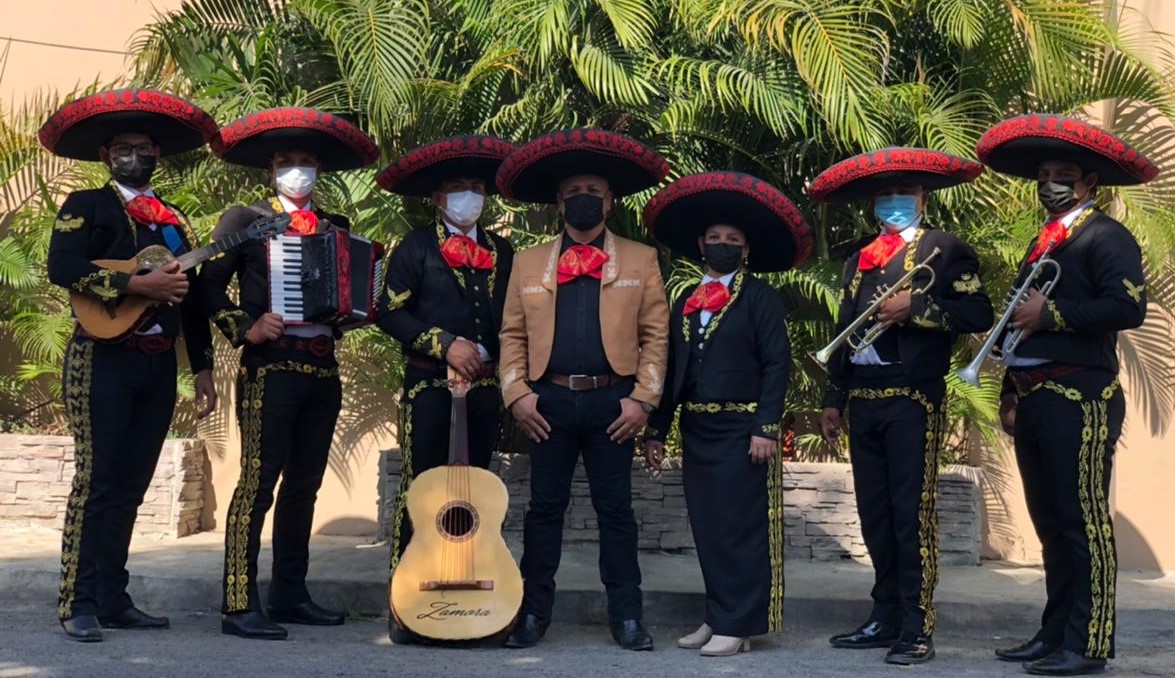 Ayer fue un día de compras y mañana un domingo de serenatas