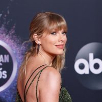 Taylor Swift relanzará su disco “Red” con una lista de 30 canciones