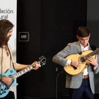 Juanes entrega una beca de 200 mil dólares a cuatrista puertorriqueño