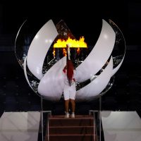 La tenista japonesa Naomi Osaka enciende el pebetero de los Juegos de Tokio