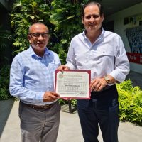 Pedro Zambrano Lapenta, director de Medios Ediasa, recibe reconocimientos