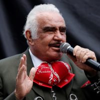 Vicente Fernández es hospitalizado en México por lesión en las cervicales
