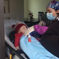 El pequeño Derek ya está en casa tras 34 días en UCI y espera el medicamento más caro del mundo