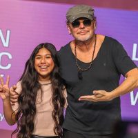 El cantante de Maná tributa a las madres solas con una nueva versión de “Reloj Cucú”