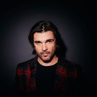 Juanes inicia su primera gira en más de dos años en mejor forma que nunca