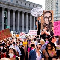 Miles de mujeres marchan en Estados Unidos en defensa del derecho al aborto