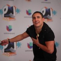 Reguetonero Osmani García quema su pasaporte cubano ante las cámaras