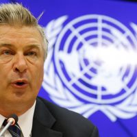El actor Alec Baldwin mata accidentalmente a directora de fotografía durante un rodaje