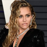 Miley Cyrus pide glamour a espectadores de su fiesta de año nuevo en Miami
