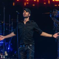 Enrique Iglesias lanza disco con 4 “remixes” del éxito con Farruko “Me pasé”
