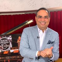 Gilberto Santa Rosa y el grupo Esencia interpretan el tema “Azúcar y Candela”