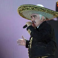 Televisa y Univisión usarán polémico libro de Vicente Fernández para bioserie