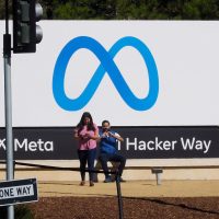 Meta (Facebook) sigue cayendo en la bolsa y pierde ya 40 % en lo que va del año