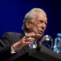 Vargas Llosa está hospitalizado por Covid pero “evoluciona favorablemente”