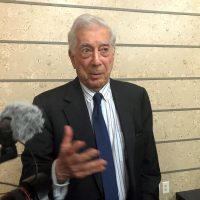 El escritor Mario Vargas Llosa recibe el alta hospitalaria tras superar el Covid