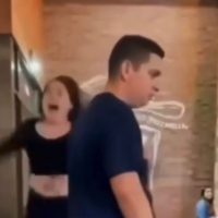 Una mujer aplaude, brinca, grita y llora cuando descubre a su novio con la “amante”