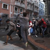 ¿Qué derechos restringe el estado de excepción decretado en las provincias donde el paro está activo?
