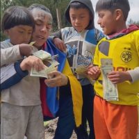 El rapero 6ix9ine reparte miles de dólares a gente pobre de Ecuador