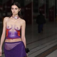 Vestido “efecto desnudo”, una ironía que reivindica el pezón femenino