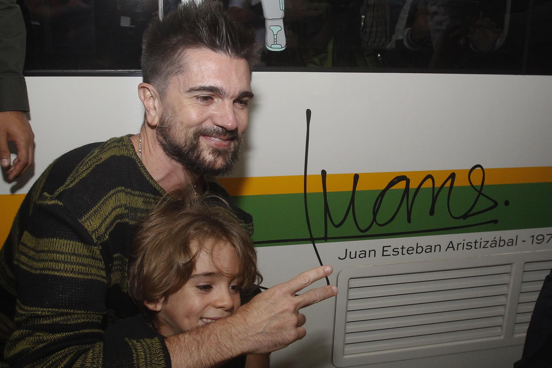 Juanes, el niño gigante de Medellín convertido en estrella, cumple 50 años